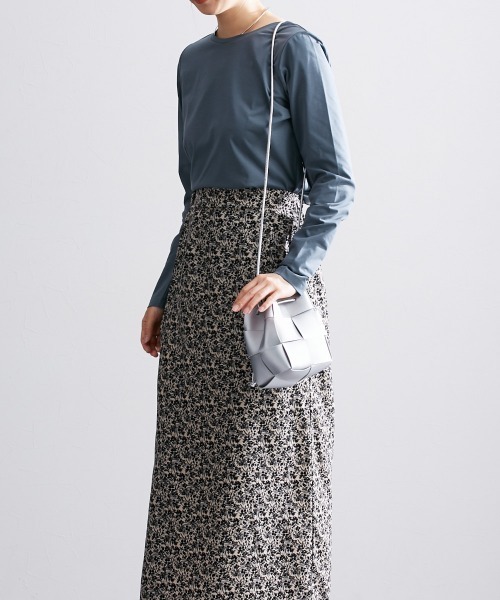 slattgir（スラットジール）の「高身長　綿混ＯＮにもOFFにも使えるキレイ見え長袖Ｔシャツ　（トールサイズ）（Tシャツ/カットソー・レディース・ネイビー/オフホワイト/ブラック・LL/L/M）」の5枚目の写真