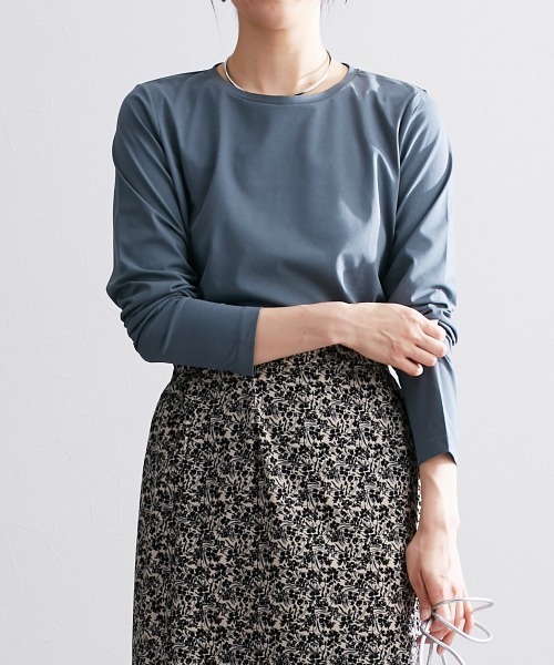 slattgir（スラットジール）の「高身長　綿混ＯＮにもOFFにも使えるキレイ見え長袖Ｔシャツ　（トールサイズ）（Tシャツ/カットソー・レディース・ネイビー/オフホワイト/ブラック・LL/L/M）」の4枚目の写真