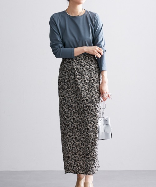 slattgir（スラットジール）の「高身長　綿混ＯＮにもOFFにも使えるキレイ見え長袖Ｔシャツ　（トールサイズ）（Tシャツ/カットソー・レディース・ネイビー/オフホワイト/ブラック・LL/L/M）」の6枚目の写真