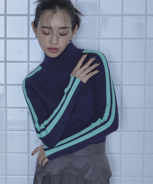 miette（ミエット）の「配色ラインラグランスリーブハイネックニット（ニット/セーター・レディース・アイボリー/ブラック/ネイビー/グレー・FREE）」の2枚目の写真