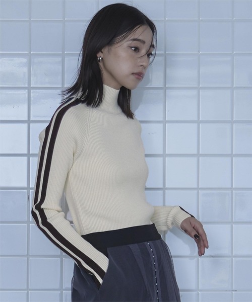 miette（ミエット）の「配色ラインラグランスリーブハイネックニット（ニット/セーター・レディース・アイボリー/ブラック/ネイビー/グレー・FREE）」の5枚目の写真