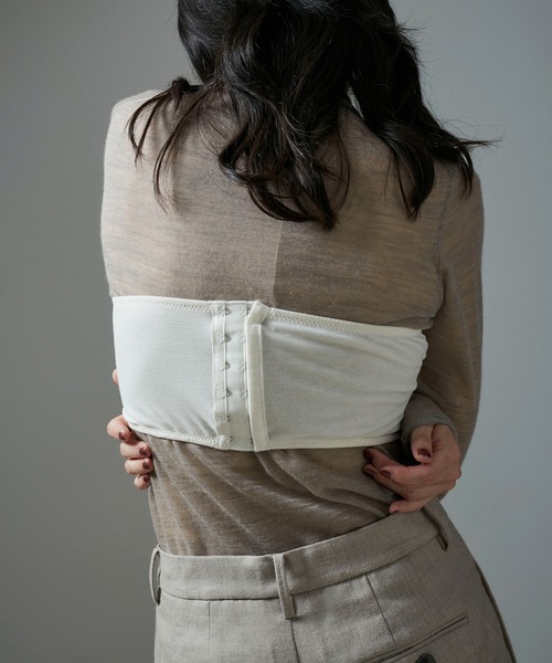 SALON adam et rope'（サロン アダム エ ロペ）の「アセテートサテンベアトップ（チューブトップ・レディース・ブラック/オフホワイト・M/S）」の4枚目の写真