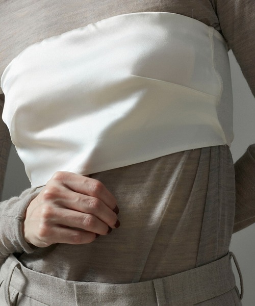 SALON adam et rope'（サロン アダム エ ロペ）の「アセテートサテンベアトップ（チューブトップ・レディース・ブラック/オフホワイト・M/S）」の7枚目の写真