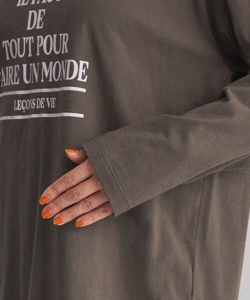 green label relaxing(グリーンレーベルリラクシング)の「<at ease>タイポグラフィック ロングスリーブ カットソー(Tシャツ/カットソー・レディース・ベージュ/ブラウン/ホワイト・FREE)」の22枚目の写真