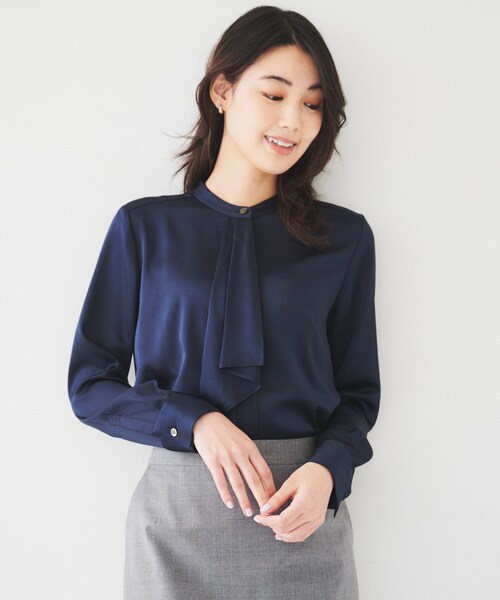 UNTITLED(アンタイトル)の「【通勤】サテン ラッフル風ブラウス(シャツ/ブラウス・レディース・オフホワイト/ネイビー/ライトグレー系9・00/01/02/03/04/44/46/48/50)」の9枚目の写真