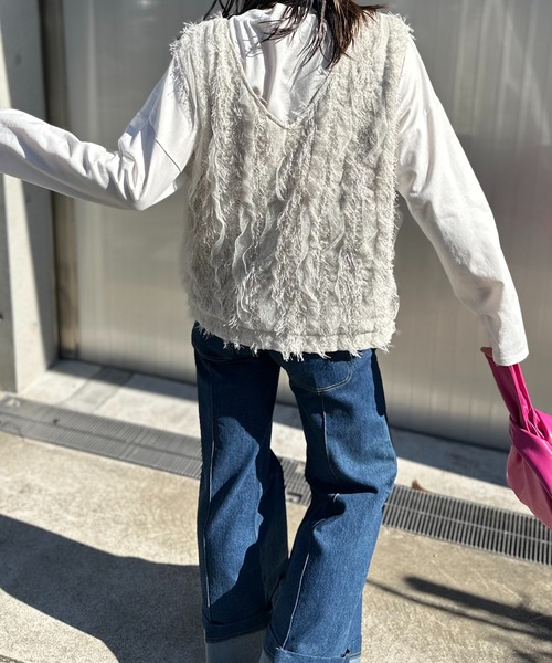 mi via loca（ミヴィアロカ）の「【2way！】　Vネック/深Uネック フリンジシャギーレース ベスト（ベスト・レディース・ブラック/アイボリー・FREE）」の6枚目の写真