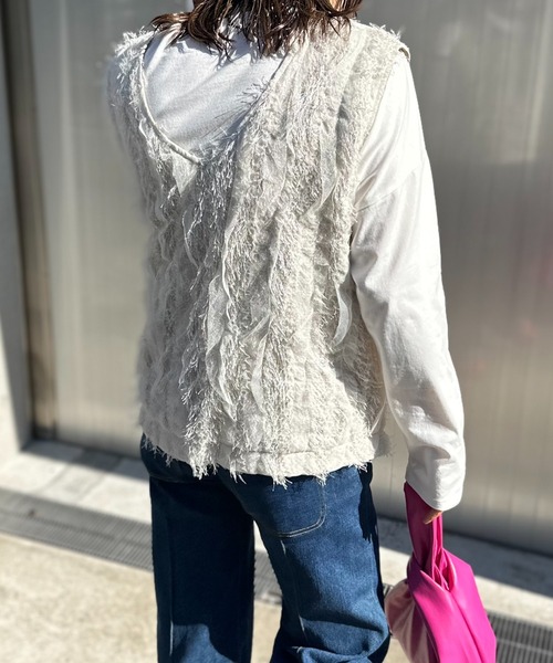 mi via loca（ミヴィアロカ）の「【2way！】　Vネック/深Uネック フリンジシャギーレース ベスト（ベスト・レディース・ブラック/アイボリー・FREE）」の7枚目の写真