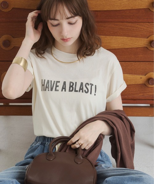 ANGIE(アンジー)の「スラブ天竺 ロゴ プリント Tシャツ(半袖)(Tシャツ/カットソー・レディース・ライトベージュ/チャコールグレー/オフホワイト/ライトピンク・FREE)」の2枚目の写真