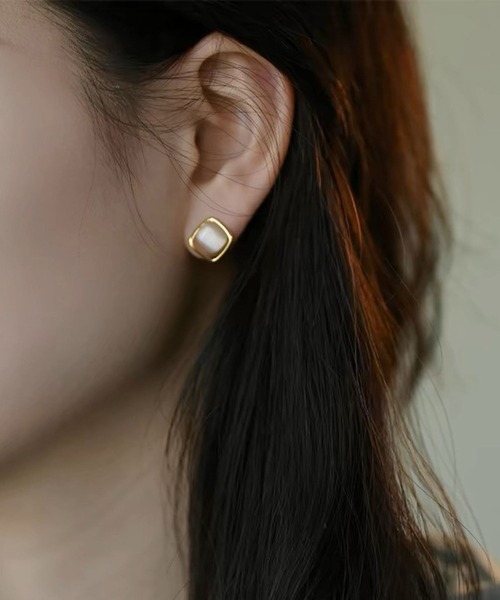 yu-ka（ユーカ）の「YU-KA:レトロスクエアデザインイヤリング retro square design earring（イヤリング・レディース・ゴールド・FREE）」の2枚目の写真