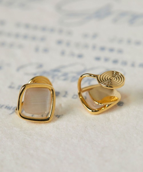 yu-ka（ユーカ）の「YU-KA:レトロスクエアデザインイヤリング retro square design earring（イヤリング・レディース・ゴールド・FREE）」の4枚目の写真