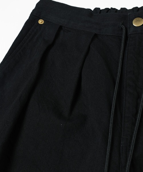 CULLNI(クルニ)の「2TUCK DRAWSTRING SHORT PANTS(デニムパンツ・メンズ・ダークインディゴブルー/アイボリー/ブラック・1/2)」の10枚目の写真