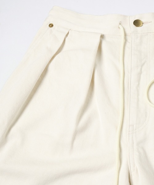 CULLNI(クルニ)の「2TUCK DRAWSTRING SHORT PANTS(デニムパンツ・メンズ・ダークインディゴブルー/アイボリー/ブラック・1/2)」の5枚目の写真