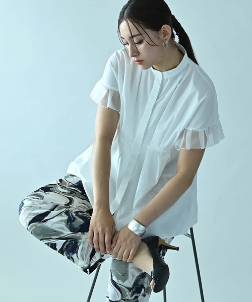 RAW FUDGE(ローファッジ)の「シアープリーツスリーブブラウス(シャツ/ブラウス・レディース・ベージュ/チャコールグレー/オフホワイト・M)」の4枚目の写真