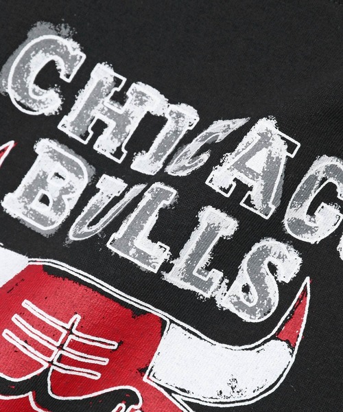 The DUFFER of ST.GEORGE(ザダファーオブセントジョージ)の「NBA「CHICAGO BULLS」:NBA別注 シカゴブルズ Tシャツ(Tシャツ/カットソー・メンズ・ブラック・SMALL/MEDIUM/LARGE)」の9枚目の写真