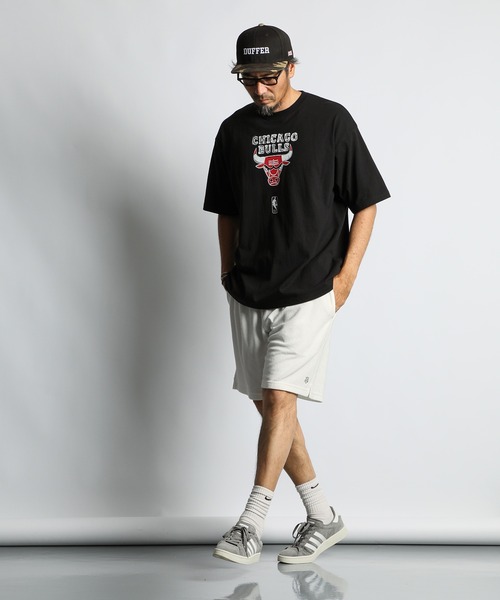 The DUFFER of ST.GEORGE(ザダファーオブセントジョージ)の「NBA「CHICAGO BULLS」:NBA別注 シカゴブルズ Tシャツ(Tシャツ/カットソー・メンズ・ブラック・SMALL/MEDIUM/LARGE)」の3枚目の写真