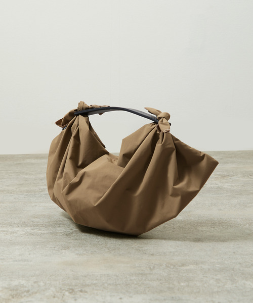 And A(アンドエー)の「ITTI イッチ / HERRIE FUROSHIKI ONE HANDLE BAG - S /RF-LC ヘリーナイロン風呂敷レザーワンハンドルバッグ / ITTI-BAG-151-RFLC(トートバッグ・メンズ・ブラック/ダークベージュ・FREE)」の2枚目の写真