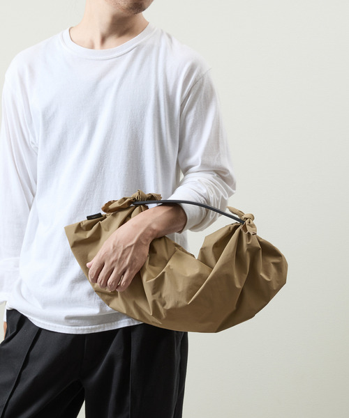 And A(アンドエー)の「ITTI イッチ / HERRIE FUROSHIKI ONE HANDLE BAG - S /RF-LC ヘリーナイロン風呂敷レザーワンハンドルバッグ / ITTI-BAG-151-RFLC(トートバッグ・メンズ・ブラック/ダークベージュ・FREE)」の5枚目の写真