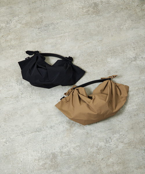 And A(アンドエー)の「ITTI イッチ / HERRIE FUROSHIKI ONE HANDLE BAG - S /RF-LC ヘリーナイロン風呂敷レザーワンハンドルバッグ / ITTI-BAG-151-RFLC(トートバッグ・メンズ・ブラック/ダークベージュ・FREE)」の7枚目の写真