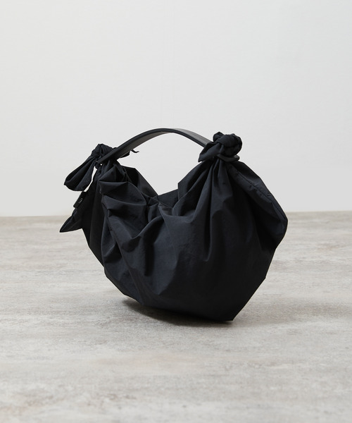 And A(アンドエー)の「ITTI イッチ / HERRIE FUROSHIKI ONE HANDLE BAG - S /RF-LC ヘリーナイロン風呂敷レザーワンハンドルバッグ / ITTI-BAG-151-RFLC(トートバッグ・メンズ・ブラック/ダークベージュ・FREE)」の9枚目の写真