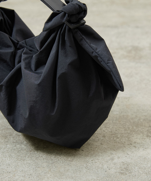 And A(アンドエー)の「ITTI イッチ / HERRIE FUROSHIKI ONE HANDLE BAG - S /RF-LC ヘリーナイロン風呂敷レザーワンハンドルバッグ / ITTI-BAG-151-RFLC(トートバッグ・メンズ・ブラック/ダークベージュ・FREE)」の10枚目の写真