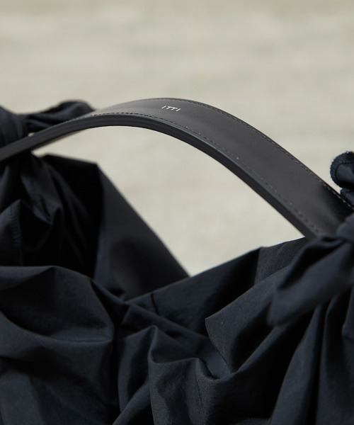 And A(アンドエー)の「ITTI イッチ / HERRIE FUROSHIKI ONE HANDLE BAG - S /RF-LC ヘリーナイロン風呂敷レザーワンハンドルバッグ / ITTI-BAG-151-RFLC(トートバッグ・メンズ・ブラック/ダークベージュ・FREE)」の11枚目の写真