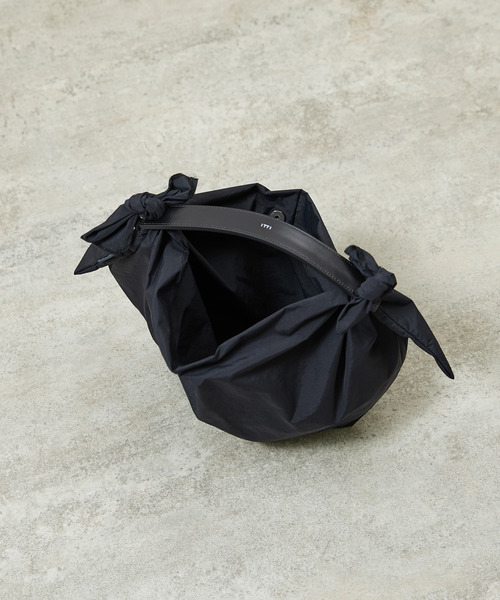 And A(アンドエー)の「ITTI イッチ / HERRIE FUROSHIKI ONE HANDLE BAG - S /RF-LC ヘリーナイロン風呂敷レザーワンハンドルバッグ / ITTI-BAG-151-RFLC(トートバッグ・メンズ・ブラック/ダークベージュ・FREE)」の13枚目の写真