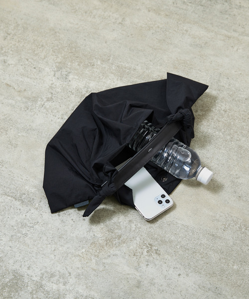 And A(アンドエー)の「ITTI イッチ / HERRIE FUROSHIKI ONE HANDLE BAG - S /RF-LC ヘリーナイロン風呂敷レザーワンハンドルバッグ / ITTI-BAG-151-RFLC(トートバッグ・メンズ・ブラック/ダークベージュ・FREE)」の16枚目の写真