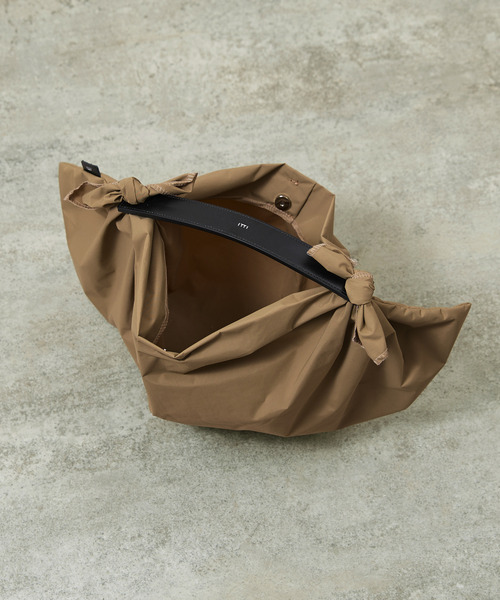 And A(アンドエー)の「ITTI イッチ / HERRIE FUROSHIKI ONE HANDLE BAG - S /RF-LC ヘリーナイロン風呂敷レザーワンハンドルバッグ / ITTI-BAG-151-RFLC(トートバッグ・メンズ・ブラック/ダークベージュ・FREE)」の18枚目の写真