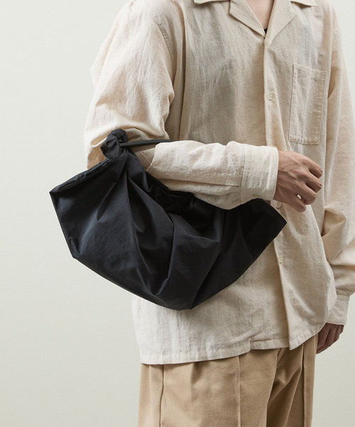 And A(アンドエー)の「ITTI イッチ / HERRIE FUROSHIKI ONE HANDLE BAG - S /RF-LC ヘリーナイロン風呂敷レザーワンハンドルバッグ / ITTI-BAG-151-RFLC(トートバッグ・メンズ・ブラック/ダークベージュ・FREE)」の19枚目の写真