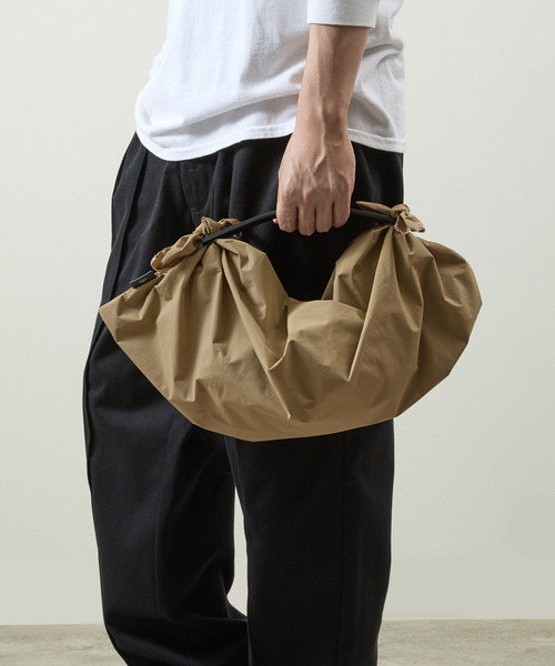 And A(アンドエー)の「ITTI イッチ / HERRIE FUROSHIKI ONE HANDLE BAG - S /RF-LC ヘリーナイロン風呂敷レザーワンハンドルバッグ / ITTI-BAG-151-RFLC(トートバッグ・メンズ・ブラック/ダークベージュ・FREE)」の21枚目の写真