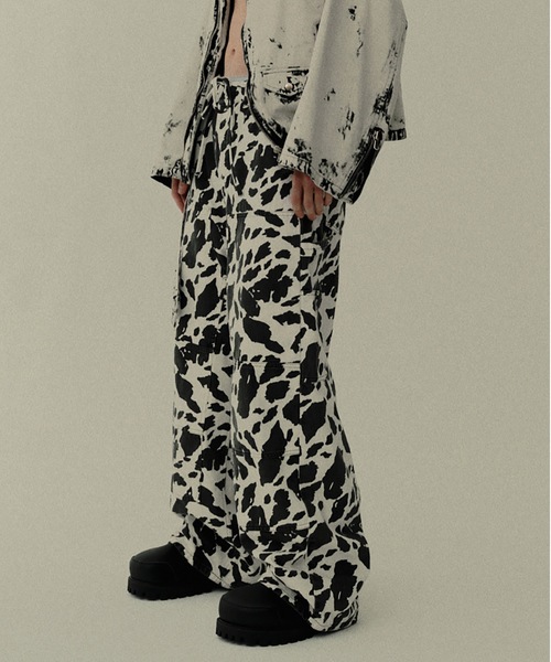 DISCOVERED（ディスカバード）の「COW PRINT PAINTER PANTS（その他パンツ・メンズ・ブラウン/ブラック・2/3/1）」の2枚目の写真