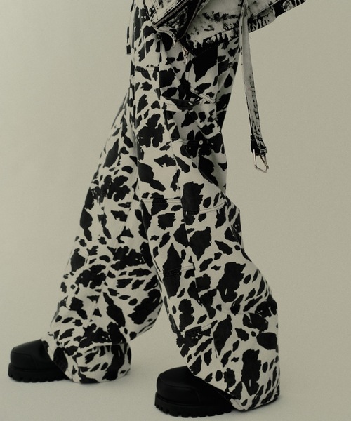 DISCOVERED（ディスカバード）の「COW PRINT PAINTER PANTS（その他パンツ・メンズ・ブラウン/ブラック・2/3/1）」の4枚目の写真