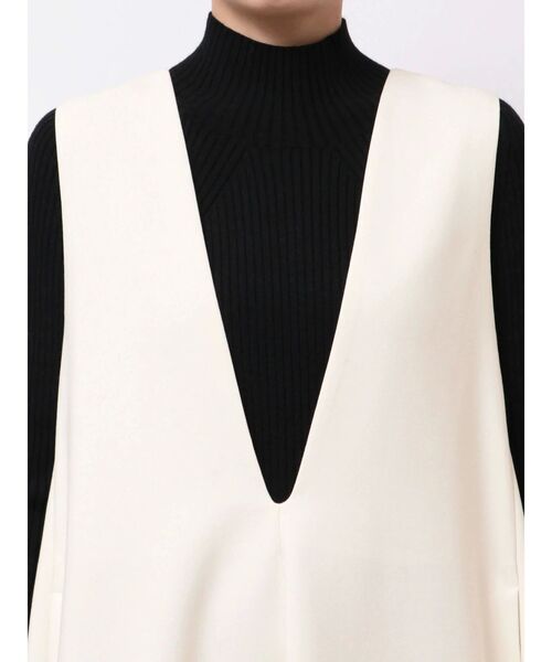 ELENDEEK（エレンディーク）の「ディープVネックAラインワンピース（ワンピース・レディース・オフホワイト/ブラック/グレー・01/02）」の13枚目の写真