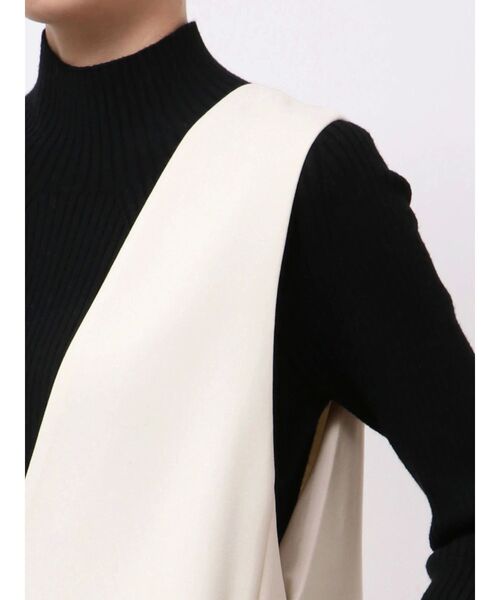 ELENDEEK（エレンディーク）の「ディープVネックAラインワンピース（ワンピース・レディース・オフホワイト/ブラック/グレー・01/02）」の14枚目の写真