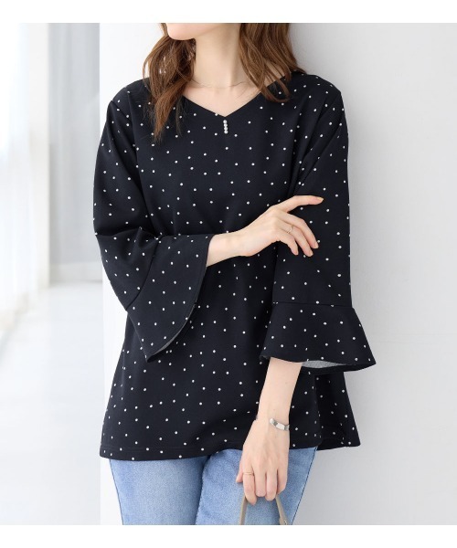 alotta(アロッタ)の「《UV対策/抗菌防臭/吸水速乾》パール調ボタンフレアー袖ブラウスTシャツ(シャツ/ブラウス・レディース・ドット/ピンク/ダークネイビー/ブラック・LL/L/M)」の7枚目の写真
