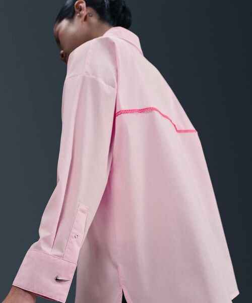 NIKE(ナイキ)の「ナイキ スポーツウェア チル ポプリン ウィメンズ ルーズ ロングスリーブ ボタンアップ トップ / Nike Sportswear Chill Poplin Women's Loose Long-Sleeve Button-Up Top IH3990-663 Pink Foam(シャツ/ブラウス・レディース・ピンク・XS/XL/S/M/L)」の5枚目の写真