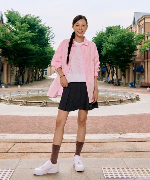 NIKE(ナイキ)の「ナイキ スポーツウェア チル ポプリン ウィメンズ ルーズ ロングスリーブ ボタンアップ トップ / Nike Sportswear Chill Poplin Women's Loose Long-Sleeve Button-Up Top IH3990-663 Pink Foam(シャツ/ブラウス・レディース・ピンク・XS/XL/S/M/L)」の2枚目の写真