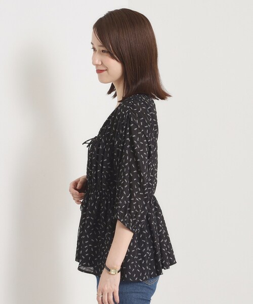ITS'DEMO（イッツデモ）の「【手洗い可】花柄シャーリング前開きブラウス（シャツ/ブラウス・レディース・ホワイト系3/アイボリー系/ブラック系・00）」の5枚目の写真