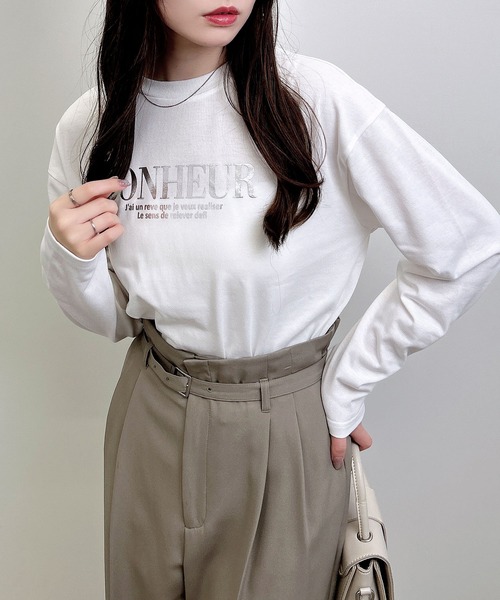 INGNI(イング)の「箔プリントロゴロングTシャツ(Tシャツ/カットソー・レディース・ホワイト×ゴールド/ホワイト×シルバー/ライトグレー系8・M)」の4枚目の写真