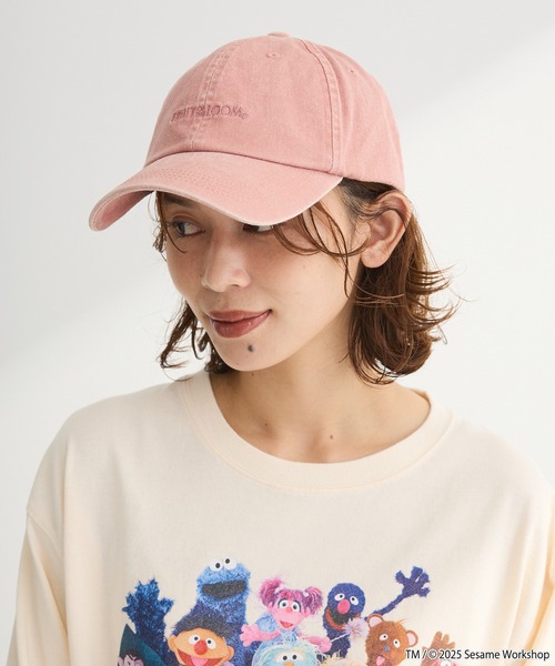 FRUIT OF THE LOOM（フルーツオブザルーム）の「セサミストリートミーツオブザルーム キャップ（キャップ・レディース・ピンク/チャコールグレー・FREE）」の2枚目の写真