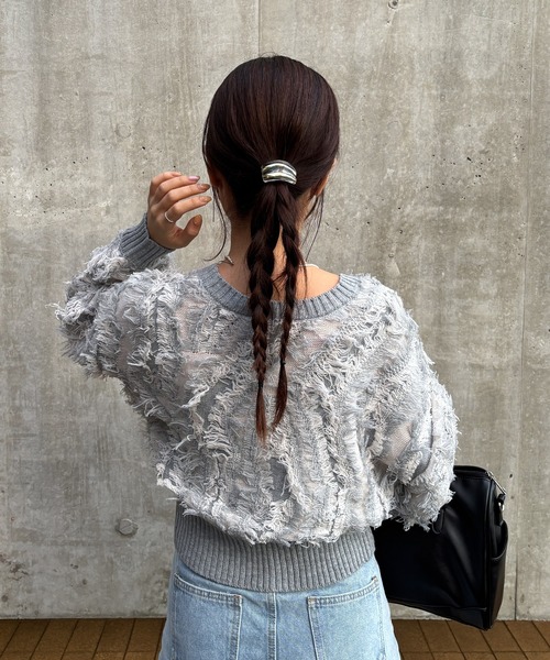 ISOOK（アイスー）の「【ISOOK / アイスー】MIXフリンジショートカーディガン / ニット プルオーバー セーター 羽織り コンパクト丈 ショート丈 短丈 クロップド丈 長袖 ボリューム袖 Vネック クルーネック 前後2way 2通り 春服 春ニット アイボリー グレー ネイビー 白 ZOZOTOWN限定（ニット/セーター・レディース・アイボリー/グレー/ネイビー・FREE）」の2枚目の写真