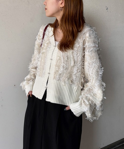 ISOOK（アイスー）の「【ISOOK / アイスー】MIXフリンジショートカーディガン / ニット プルオーバー セーター 羽織り コンパクト丈 ショート丈 短丈 クロップド丈 長袖 ボリューム袖 Vネック クルーネック 前後2way 2通り 春服 春ニット アイボリー グレー ネイビー 白 ZOZOTOWN限定（ニット/セーター・レディース・アイボリー/グレー/ネイビー・FREE）」の16枚目の写真