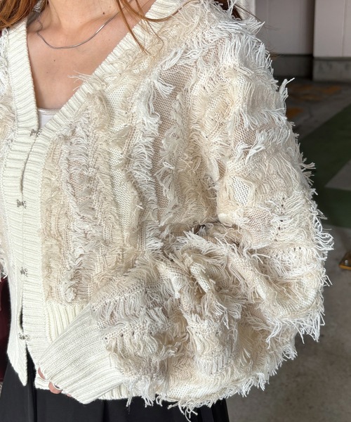 ISOOK（アイスー）の「【ISOOK / アイスー】MIXフリンジショートカーディガン / ニット プルオーバー セーター 羽織り コンパクト丈 ショート丈 短丈 クロップド丈 長袖 ボリューム袖 Vネック クルーネック 前後2way 2通り 春服 春ニット アイボリー グレー ネイビー 白 ZOZOTOWN限定（ニット/セーター・レディース・アイボリー/グレー/ネイビー・FREE）」の13枚目の写真