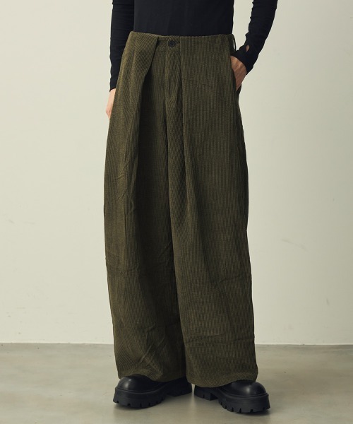 Shoowtime(ショウタイム)の「Corduroy Tuck Wide Slacks / コーデュロイタックワイドスラックス(その他パンツ・メンズ・カーキ/ブラック/グレー・LARGE/MEDIUM/X-LARGE)」の3枚目の写真