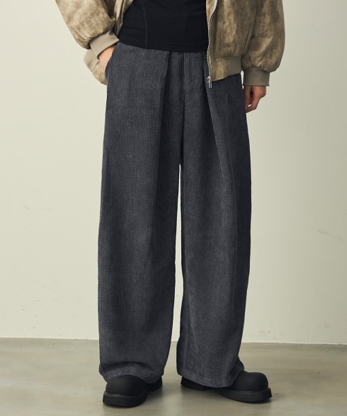 Shoowtime(ショウタイム)の「Corduroy Tuck Wide Slacks / コーデュロイタックワイドスラックス(その他パンツ・メンズ・カーキ/ブラック/グレー・LARGE/MEDIUM/X-LARGE)」の4枚目の写真