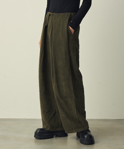 Shoowtime(ショウタイム)の「Corduroy Tuck Wide Slacks / コーデュロイタックワイドスラックス(その他パンツ・メンズ・カーキ/ブラック/グレー・LARGE/MEDIUM/X-LARGE)」の22枚目の写真