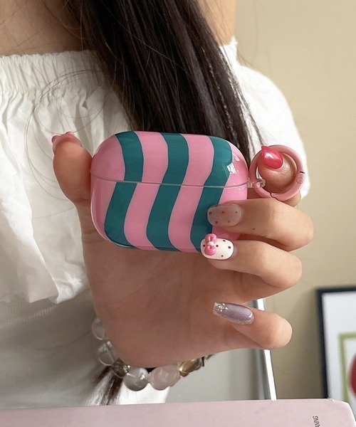 Fun & Daily(ファンアンドデイリー)の「Wave Stripe AirPods 4 / Pro2 / Pro3 Case / エアポッズ4 エアポッズプロ2 エアポッズプロ3(ヘッドフォン/イヤホン・レディース・ピンク/ワインレッド/グリーン/ブルー・B/A/C)」の2枚目の写真