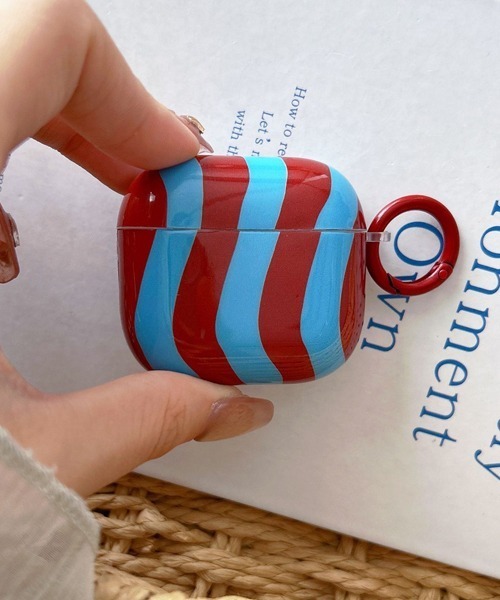 Fun & Daily(ファンアンドデイリー)の「Wave Stripe AirPods 4 / Pro2 / Pro3 Case / エアポッズ4 エアポッズプロ2 エアポッズプロ3(ヘッドフォン/イヤホン・レディース・ピンク/ワインレッド/グリーン/ブルー・B/A/C)」の4枚目の写真