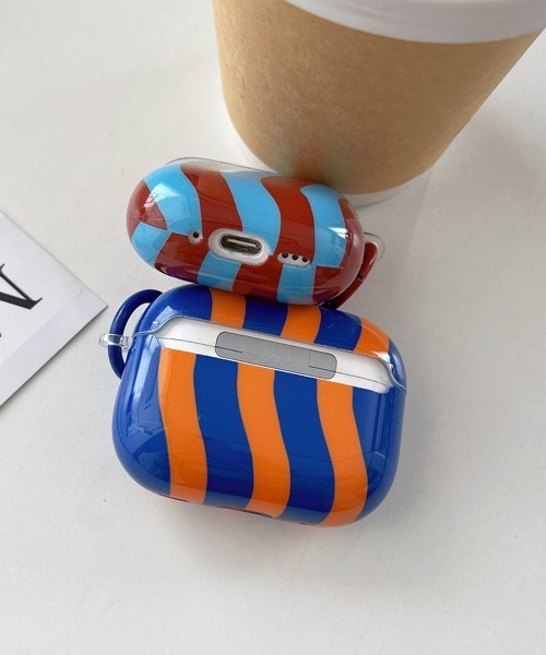 Fun & Daily(ファンアンドデイリー)の「Wave Stripe AirPods 4 / Pro2 / Pro3 Case / エアポッズ4 エアポッズプロ2 エアポッズプロ3(ヘッドフォン/イヤホン・レディース・ピンク/ワインレッド/グリーン/ブルー・B/A/C)」の6枚目の写真