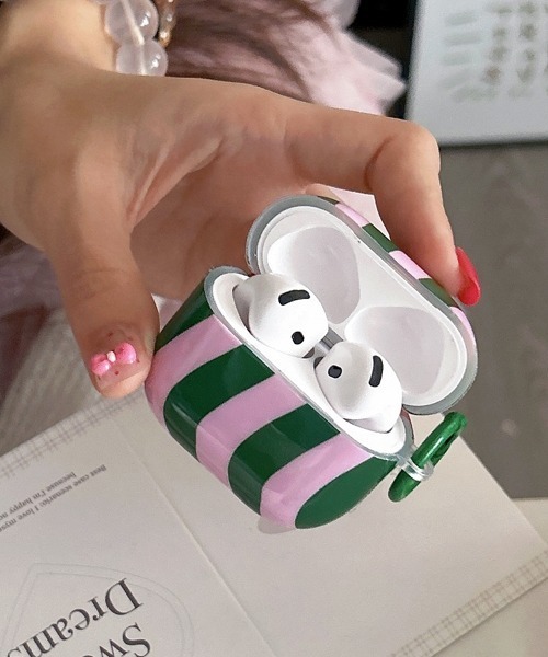 Fun & Daily(ファンアンドデイリー)の「Wave Stripe AirPods 4 / Pro2 / Pro3 Case / エアポッズ4 エアポッズプロ2 エアポッズプロ3(ヘッドフォン/イヤホン・レディース・ピンク/ワインレッド/グリーン/ブルー・B/A/C)」の5枚目の写真